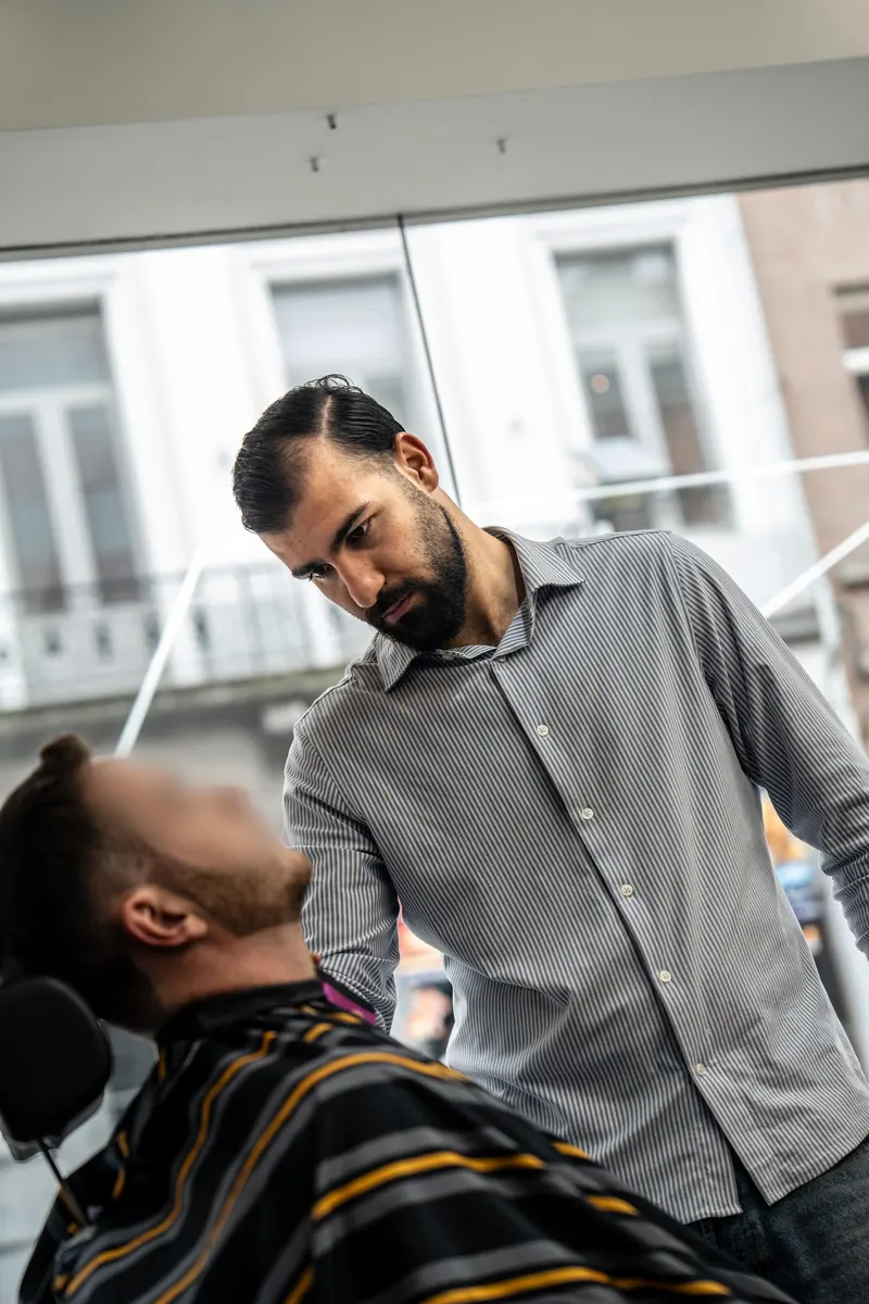 Barber aan het werk bij VIP Hair Lounge Leuven