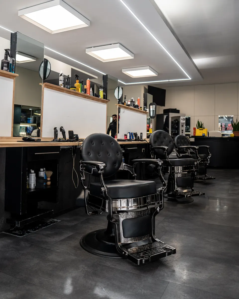 Premium barberstoelen in VIP Hair Lounge kapsalon Leuven